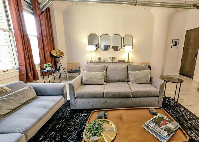 Classic Los Angeles Elegance In Downtown, Sleeps 4, Free Parking And 360 Degree View Roof Top Pool!
