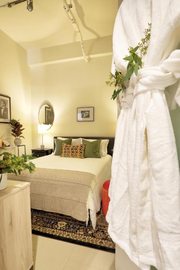Classic Angeles Elegance In Downtown, Sleeps 4, Free Parking And 360 Degree View Roof Pool! Apartment Los Angeles