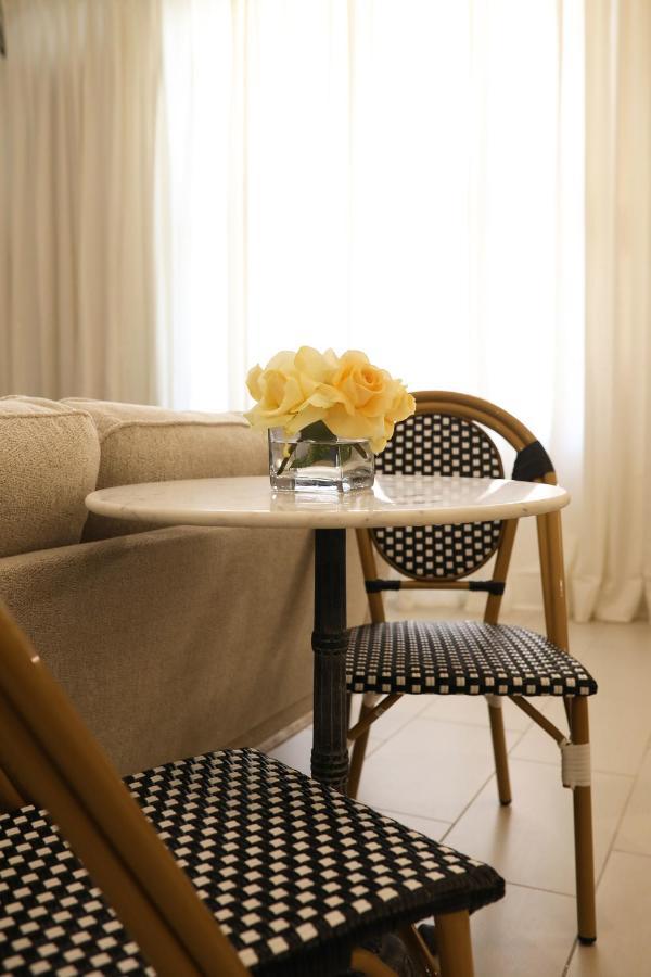 Apartment Classic Angeles Elegance In Downtown, Sleeps 4, Free Parking And 360 Degree View Roof Pool!