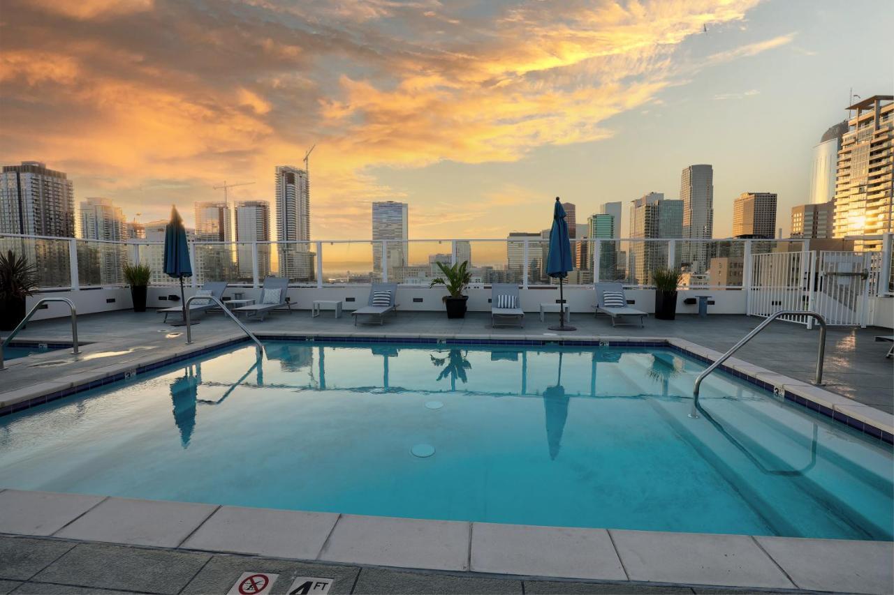 Classic Angeles Elegance In Downtown, Sleeps 4, Free Parking And 360 Degree View Roof Pool! Apartment Los Angeles