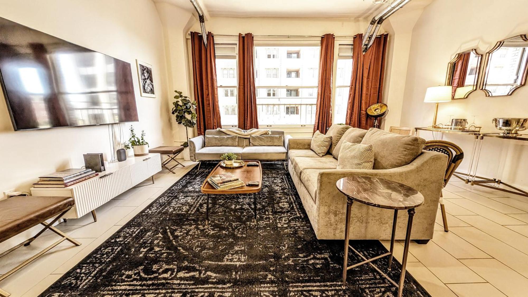 Apartment Classic Angeles Elegance In Downtown, Sleeps 4, Free Parking And 360 Degree View Roof Pool! *