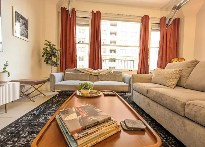 Classic Los Angeles Elegance In Downtown, Sleeps 4, Free Parking And 360 Degree View Roof Top Pool!